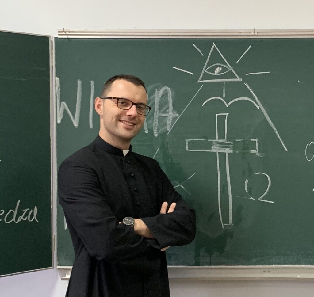 Ksiądz Łukasz Bikun - jego parafia jako pierwsza przyjęła rozwiązania intencji online.